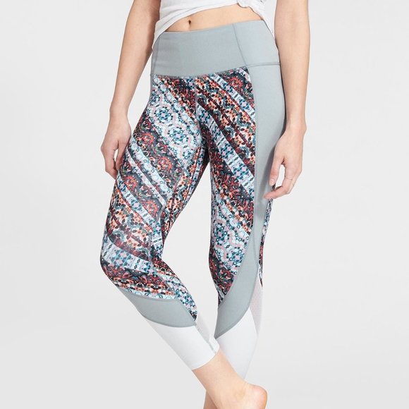 Athleta Pants - NWOT Athleta Nomad Salutation Stash Capri Leggings